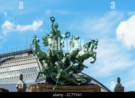 Statue Unsterblichkeit überdauert Zeit auf dem Grand Palais in Paris Stockfoto