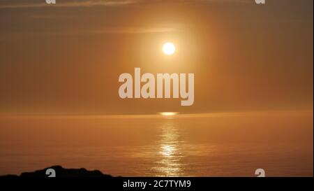 Wunderbarer Sonnenuntergang über dem Meer Stockfoto