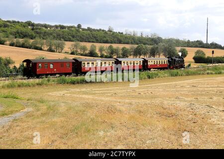 Gernrode, Deutschland. Juli 2020. Ein Zug der Harzer Schmalspurbahnen (HSB) fährt durch das sommerliche Selke-Tal bei Gernrode im Harz. Seit einigen Tagen läuft die Selketalbahn einmal täglich nach der "Sperre" durch das Coronavirus. Die Gernrode-Harzgeroder Eisenbahn-Gesellschaft (GHE) eröffnete 1887 die erste Meterspurbahn im Harz. Da die Strecke mehrere Kilometer durch das Tal des kleinen Flusses Selke verläuft, erhielt die Bahn den Beinamen Selketalbahn. Quelle: Peter Gercke/dpa-Zentralbild/ZB/dpa/Alamy Live News Stockfoto