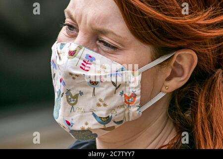 WIMBLEDON LONDON, GROSSBRITANNIEN. Juli 2020. Eine Shopper-Frau im Stadtzentrum von Wimbledon mit einer schützenden Gesichtsmask mit bedruckten Designs. Die Regierung hat angekündigt, tragen Gesichtsbedeckungen wird in Geschäften und Supermärkten in England ab 24. Juli erforderlich sein, um die Ausbreitung von covid-19 Coronvirus zu stoppen und die Polizei haben Befugnisse gegeben, um die Maßnahmen einschließlich der Ausstellung einer Geldstrafe von £100 für Menschen, die nicht einhalten durchzusetzen Die neuen GuidelinesCredit: amer ghazzal/Alamy Live News Stockfoto