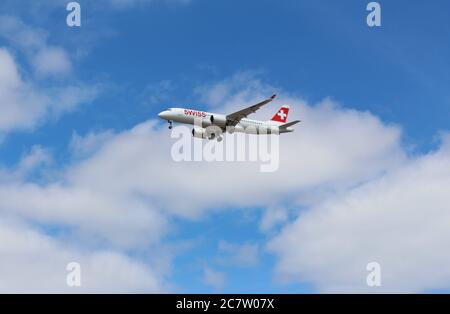 Hounslow, London - 18. Juli 2020: Ein Schweizer Airbus A220-300 Flug LX354 von Genf (GVA) nach London Heathrow (LHR), fährt ab, während er sich auf die Landung vorbereitet. Stockfoto