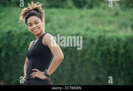 Sport, Sport und Laufen. Muskulöse Mädchen in Sportbekleidung mit Fitness-Tracker Stockfoto
