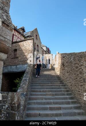 Le Mont-Saint-Michel, Frankreich - 13. September 2018: Die Menschen besuchen den Mont-Saint-Michel, das Kloster und Dorf auf einer Gezeiteninsel zwischen der Bretagne und No Stockfoto