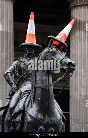 Berühmte Statue des Duke of Wellington mit Verkehrskegel auf dem Kopf auf dem Royal Exchange Square, Glasgow, Schottland, Großbritannien Stockfoto