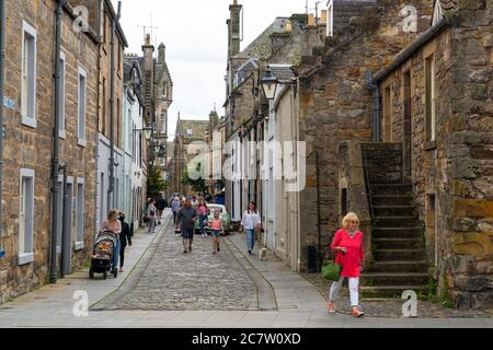 Blick auf die historische College Street im Zentrum von St Andrews, Fife, Schottland, Großbritannien Stockfoto