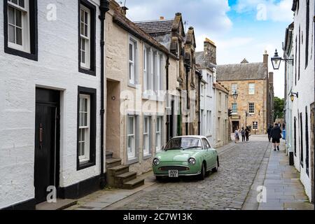 Blick auf die historische College Street mit grünem Auto im Zentrum von St Andrews, Fife, Schottland, Großbritannien Stockfoto