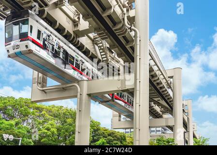 chiba, japan - juli 08 2020: Das längste Hängesystem der Welt der zweizeiligen Chiba-Stadtbahn, die unter großen Säulen in Japan hängt. Stockfoto