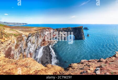 Wunderschöne Landschaft mit einzigartigem Basaltbogen im Dyrholaey Nature Reserve an der Atlantikküste. Lage: Dyrholaey Cape, Vik i Myrdal Dorf, Katla Stockfoto