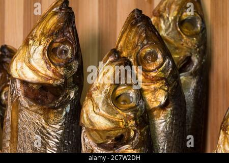 Hintergrund von goldenen Rauch getrockneten Fisch aus der Nähe Stockfoto