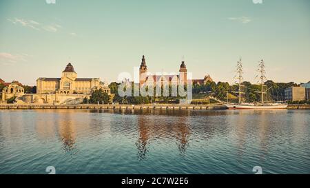 Retro getöntes Panoramabild von Waly Chrobrrego (Hakenterrasse) mit Provinzgebäude und Nationalmuseum in Stettin bei Sonnenaufgang, Polen. Stockfoto