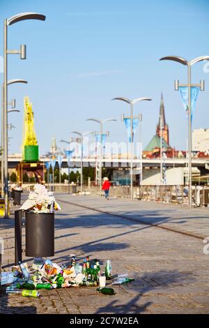 Stettin, Polen - 19. Juli 2020: Ein überlaufender Abfalleimer auf dem Bürgersteig der Lasztownia Insel Boulevard bei Sonnenaufgang. Stockfoto