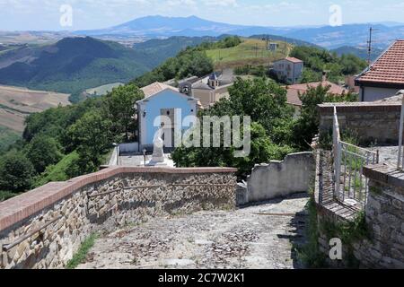 Cairano - Chiesa di San Leone dal sentiero Stockfoto