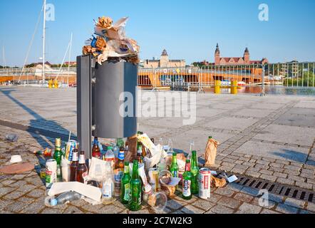 Stettin, Polen - 19. Juli 2020: Morgenansicht eines überfließenden Müllkissenbodens auf dem Bürgersteig der Lasztownia Insel Boulevard. Stockfoto