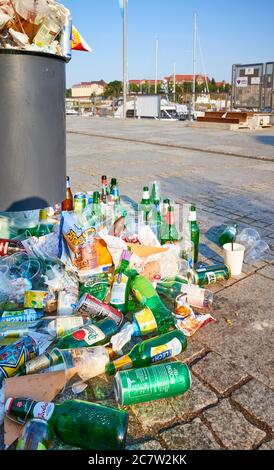 Stettin, Polen - 19. Juli 2020: Ein überlaufender Abfalleimer auf dem Bürgersteig der Lasztownia Insel Boulevard bei Sonnenaufgang. Stockfoto