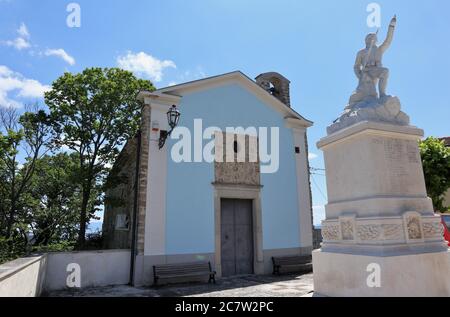 Cairano - Monumento ai Caduti e Chiesa di San Leone Stockfoto