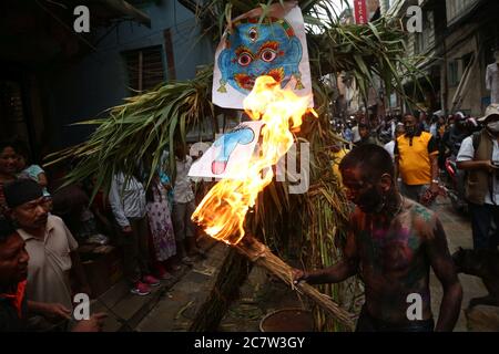 Kathmandu, Nepal. Juli 2020. Ein Mann verkleidet sich als böses Brandfeuer um ein Dämonenbild auf dem Ghantakarna Festival in Kathmandu, Hauptstadt Nepals am 19. Juli 2020. Die Newar-Gemeinde des Kathmandu-Tals beobachtet Ghantakarna, ein Fest, um böse Geister zu vertreiben und Glück zu bringen. Menschen tragen Metallringe, um sich vor allen Übel und bösen Geistern zu schützen. Kredit: Sunil Sharma/ZUMA Wire/Alamy Live Nachrichten Stockfoto