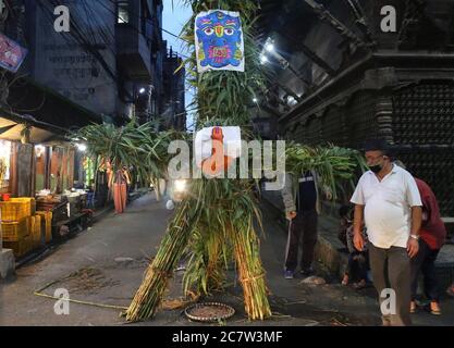 Kathmandu, Nepal. Juli 2020. Am 19. Juli 2020 versammeln sich Menschen, um Gebete um ein Dämonenbild zu beten. Das Ghantakarna Festival in Kathmandu, der Hauptstadt Nepals. Die Newar-Gemeinde des Kathmandu-Tals beobachtet Ghantakarna, ein Fest, um böse Geister zu vertreiben und Glück zu bringen. Menschen tragen Metallringe, um sich vor allen Übel und bösen Geistern zu schützen. Kredit: Sunil Sharma/ZUMA Wire/Alamy Live Nachrichten Stockfoto