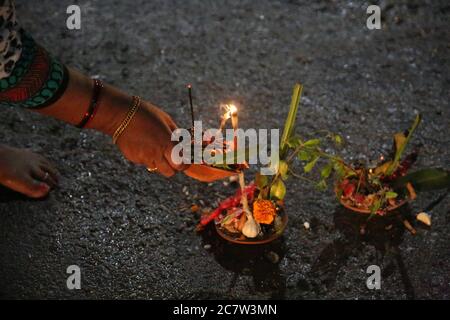 Kathmandu, Nepal. Juli 2020. Eine Frau führt religiöse Rituale auf, während sie am 19. Juli 2020 auf dem Ghantakarna Festival in Kathmandu, der Hauptstadt Nepals, Gebete anbetet. Die Newar-Gemeinde des Kathmandu-Tals beobachtet Ghantakarna, ein Fest, um böse Geister zu vertreiben und Glück zu bringen. Menschen tragen Metallringe, um sich vor allen Übel und bösen Geistern zu schützen. Kredit: Sunil Sharma/ZUMA Wire/Alamy Live Nachrichten Stockfoto