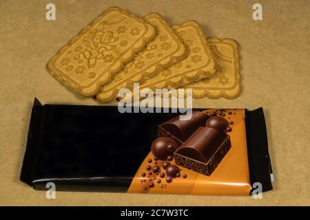 Schwarze Schokoriegel in der Verpackung mit Cookies Stockfoto