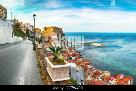 Schöne Küstenstadt Dorf Scilla mit alten mittelalterlichen Burg auf Felsen Castello Ruffo, bunte traditionelle typisch italienische Häuser auf Mittelmeer Ty Stockfoto