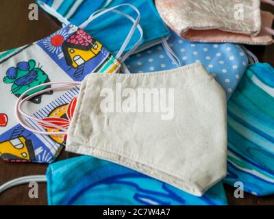 Verschiedene Schutzmasken auf einem Tisch Stockfoto