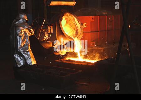 Das geschmolzene Metall wird in die Form gegossen. Schmelzofen für Gusseisen Stockfoto