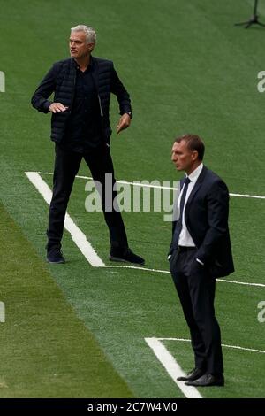 London, Großbritannien. Juli 2020. Tottenham Hotspur Manager Jose Mourinho und Leicester City Manager Brendan Rodgers während des Premier League-Spiels zwischen Tottenham Hotspur und Leicester City im Tottenham Hotspur Stadium am 19. Juli 2020 in London, England. (Foto von Daniel Chesterton/phcimages.com) Quelle: PHC Images/Alamy Live News Stockfoto