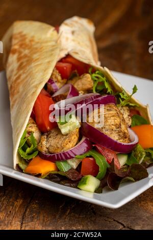 dürüm Sandwich-Wrap auf Holz Stockfoto