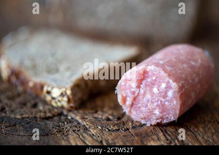 deutsche Hackfleischwurst auf Holz Stockfoto