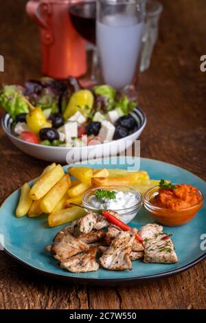 griechische Gyros mit pommes frites Stockfoto
