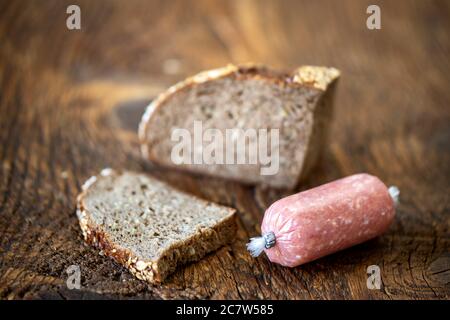 deutsche Hackfleischwurst auf Holz Stockfoto