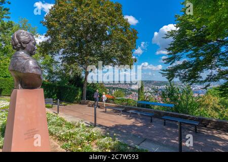 Santiago-de-Chile-Platz mit Büste der chilenischen Toristin Gabriela Mistral, Stadtteil Haigst, Hauptstadt Stuttgart, Baden-Württemberg, Süddeutschland Stockfoto