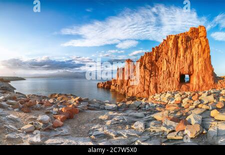 Tolle Sonnenuntergangsansicht der Red Rocks (genannt "Rocce Rosse") in Arbatax. Lage: Arbatax, Provinz Ogliastra, Capo Bellavista, Sardinien, Italien, Euro Stockfoto