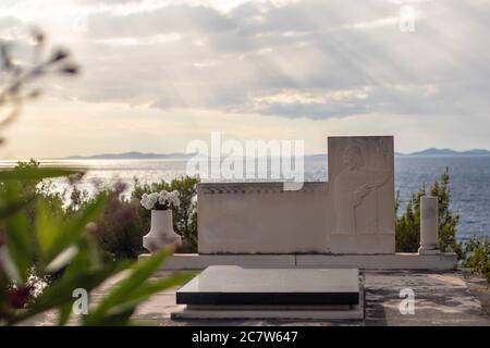 Alte traditionelle christliche Friedhof und Grabstein, in der Stadt Primosten an der adriaküste. Wolkiger Sommertag mit Sonnenstrahlen Stockfoto