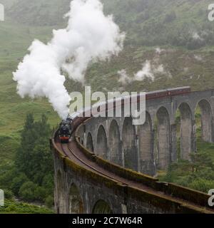 Glenfinnan Viaduct, Schottland, Großbritannien. Der Jacobite Dampfzug, liebevoll als Hogwarts Express bekannt, überquert das Glenfinnan Viadukt. Stockfoto