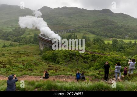 Glenfinnan Viaduct, Schottland, Großbritannien. Der Jacobite Dampfzug, liebevoll als Hogwarts Express bekannt, überquert das Glenfinnan Viadukt. Stockfoto