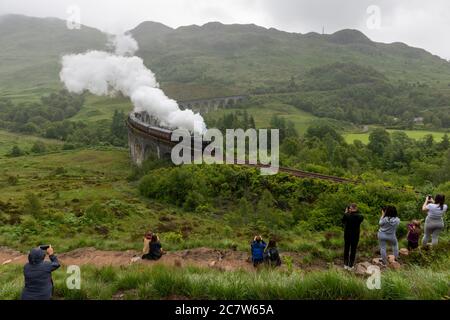 Glenfinnan Viaduct, Schottland, Großbritannien. Der Jacobite Dampfzug, liebevoll als Hogwarts Express bekannt, überquert das Glenfinnan Viadukt. Stockfoto