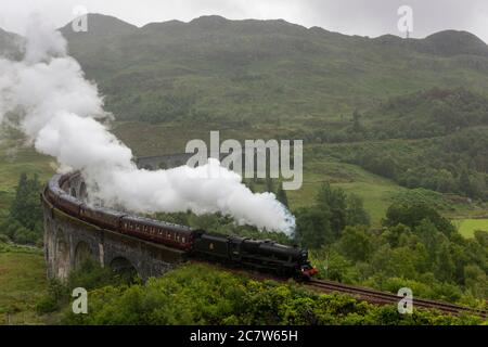 Glenfinnan Viaduct, Schottland, Großbritannien. Der Jacobite Dampfzug, liebevoll als Hogwarts Express bekannt, überquert das Glenfinnan Viadukt. Stockfoto