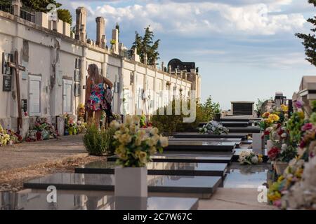 Primosten Kroatien Juli 2020 Alte traditionelle christliche Friedhof und Grabstein, in der Stadt Primosten an der adriaküste. Wolkiger Summ Stockfoto