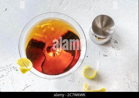 Ein Glas Martinez Cocktail garniert mit Zitronenschale Stockfoto