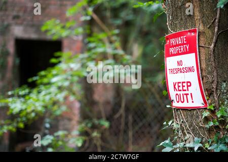 Keep out Zeichen auf UK Waldbaum Warnung öffentlich zu halten, keine Hausfriedensbruch, Privateigentum. Stockfoto