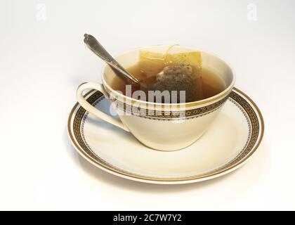 Eine Tüte Tee in der Teetasse isoliert auf weißem Hintergrund Stockfoto