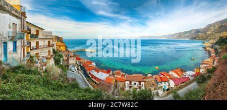 Schöne Küstenstadt Dorf Scilla mit alten mittelalterlichen Burg auf Felsen Castello Ruffo, bunte traditionelle typisch italienische Häuser auf Mittelmeer Ty Stockfoto