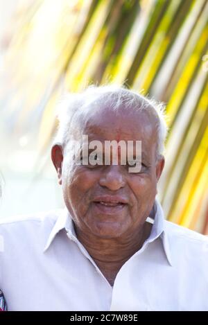 Vertikales Porträt eines Mannes mittleren Alters indischer Herkunft in Ein weißes Hemd Stockfoto