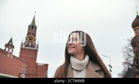 Eine junge Frau bewundert den Blick auf das Zentrum von Moskau und den Fluss. Reisen Sie in Russland. Stockfoto