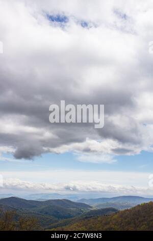 Riesige Wolken schweben über den Bergen, drohender Regen, auf dem Blue Ridge Parkway in der Nähe von Asheville, NC, USA Stockfoto