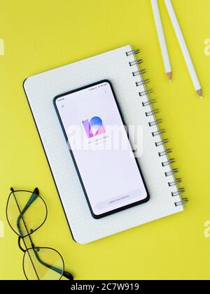 Assam, indien - 19. Juli 2020 : MIUI 12 Logo. Es ist eine benutzerdefinierte android-Skin von xiaomi. Stockfoto