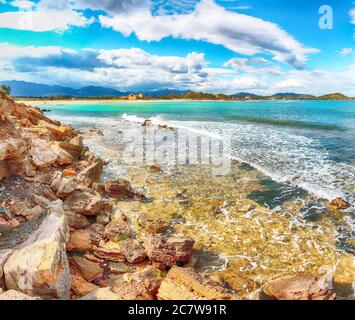 Die Bucht von Nora und der Strand, die mittelalterliche Kirche Sant'Efisio in der Nähe des Ufers und die Berge im Hintergrund. Ort: Nora, Pula, Sardinien, Italien Europa Stockfoto