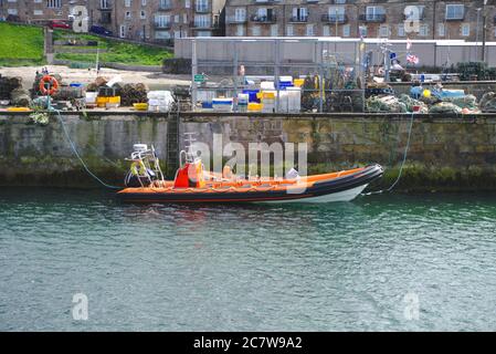 Ocean Explorer, ein Hochgeschwindigkeits-RHIB, das für Billy Shiels Bootsfahrten zu den Farne Islands verwendet wird, im Hafen von Seahouses, Northumberland, Großbritannien. Stockfoto