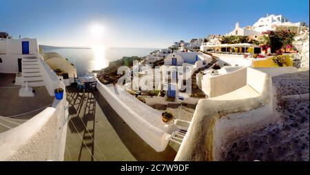 Weitwinkelaufnahme der weißen Gebäude in Santorini, Griechenland nahe dem Meer unter dem klaren blauen Himmel Stockfoto